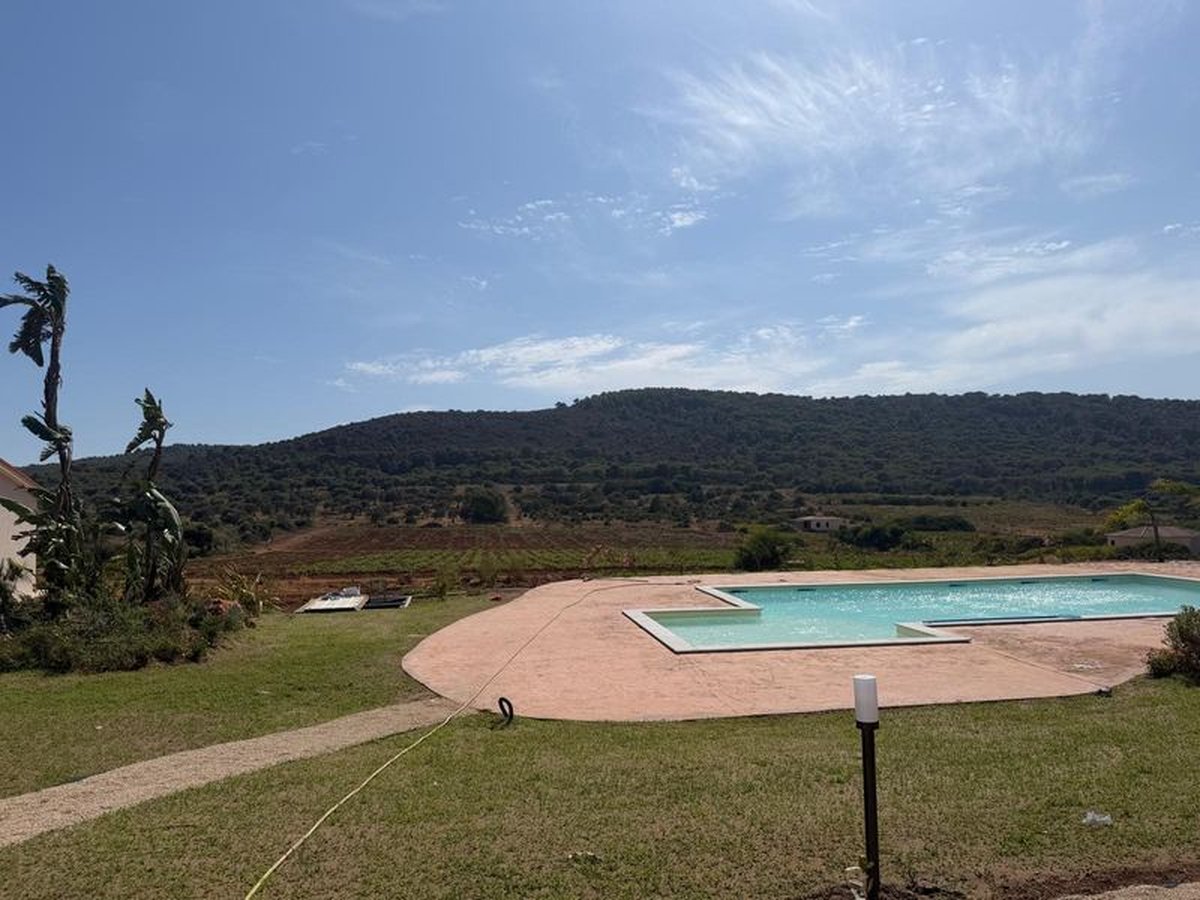 La piscina panoramica di Alghero Natural Oasis con vista sulle colline